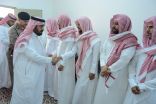 محافظ محايل يؤدي الصلاة على شهيد الواجب (آل دهمان) وينقل تعازي القيادة لذويه