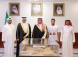سمو محافظ الأحساء يستقبل الرحالة اليحيا ويوقّع على مجسم “قمة العلا الخليجية” المُهدى لسمو أمير دولة قطر