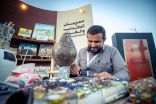 عروض حية للحرف اليدوية التقليدية تلفت زوار مهرجان الكُتّاب والقُراء