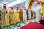 نائب أمير الشرقية يؤدي صلاة الاستسقاء مع جموع المصلين 