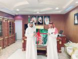 فريق “ملهمات الفن” يهدي مدير تعلم محايل لوحة “راية العز”  سلمها نيابة عنهم مدير النشاط الطلابي “الراجحي” بمناسبة يوم العلم