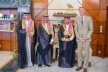 أمير الشرقية يستقبل عبدالعزيز العثمان بعد حصولهم على افضل علامة فندقية فاخرة على مستوى العالم 