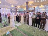 *محافظ محايل يتقدم المصلين في صلاة عيد الفطر المبارك*