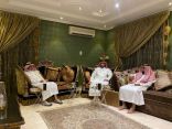 الأحمري يطمئن على صحة اليحيا المدير السابق لتراحم الرياض