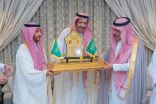 سمو أمير منطقة الباحة يكرم “مؤسس جائزة الباحة للإبداع والتميز ” الأمير مشاري بن سعود