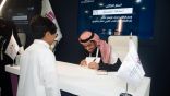 *أسامة المسلم” يخطف الأنظار في منصة توقيع الكتب بمعرض جازان للكتاب 2025*
