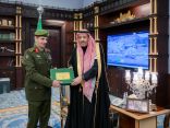 أمير الباحة يطلع على التقرير السنوي لجوازات المنطقة .