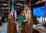 أمير منطقة الباحة يتسلم التقرير السنوي لجمعية تعاطف الخيرية لعام 2024 .