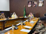محافظ بيش يرأس اجتماع الجهات الأمنية للحفاظ على سلامة الغطاء النباتي بالمحافظة