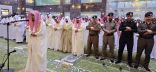 *محافظ محايل يتقدم المصلين في صلاة عيد الأضحى المبارك*