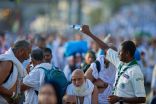 بـــ “رذاذ الرحمة”.. فتية الكشافة يُلطفون الأجواء على الحجيج بإنسانيتهم