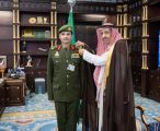 أمير منطقة الباحة يقلد مدير جوازات المنطقة رتبته الجديدة .