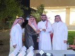 خريجون من ذوي الإعاقة السمعية يكرّمون الدكتور عثمان بن عبدالعزيز آل عثمان