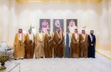 أمير منطقة الباحة يستقبل رئيس اللجنة الوطنية لمنتجي الدواجن باتحاد الغرف السعودية .
