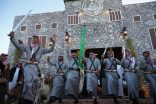 فرقة النجوم الشعبية تتألق في جناح الباحة بمهرجان الملك عبدالعزيز .