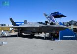 زوار معرض الدفاع العالمي يتعرفون على طائرة F-35
