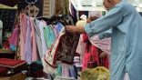 في يوم الوداع .. الحجاج المغادرون يتسابقون على شراء الهدايا من مكة