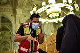 متطوعون يشاركون الدفاع المدني في خدمة ضيوف الرحمن ..