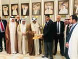 الشهراني يقدم هدية لرئيس مجلس الأمة الكويتي (جنبية تراثية)