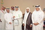 مركز البر الخيري ببلدة بني معن بالأحساء تكرم الزميل زهير الغزال