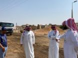 رئيس بلدية بيشة يقف ميدانيًا على أعمال مشروع سفلتة حي روشن آل مهدي