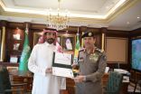 تنفيذاً لتوجيه سمو وزير الداخلية .. الفريق العمرو يكرم مواطنا أنقذ عائلتين احتجزتا في سيل وادي تربة ..