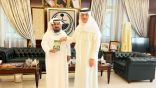 المستشار السعدي يهدي نسخة من كتابة مداد بحب الوطن لمحافظ شقراء