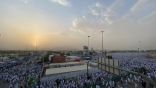 بدء النفرة لمزدلفة.. والحجاج يسلكون أطول طريق مشاة بالعالم