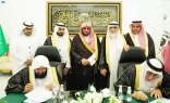 الرئيس العام لشؤون الحرمين يُسلم كسوة الكعبة المشرفة لكبير سدنة بيت الله الحرام