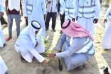 محافظ بـيـش يدشن حملة “لنجعلها خضراء ٢٠٢١م”