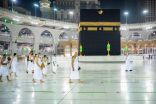 الرئاسة العامة لشؤون الحرمين توزع مظلات للمعتمرين
