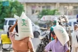 مركز الملك سلمان للإغاثة يوزع 2.666 كيسًا من الأرز في محافظة عدن