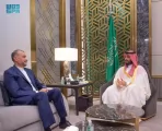 سمو ولي العهد يستقبل وزير الخارجية الإيراني