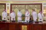 رئيس الجامعة يدشن معرض “وطن وطموح رؤية” التشكيلي الافتراضي