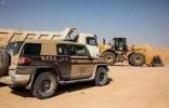 القوات الخاصة للأمن البيئي تضبط مخالفين لنظام البيئة يقومون بنقل الرمال وتجريف التربة