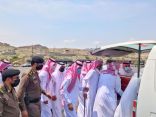محافظ محايل في مقدمة مستقبلي جثمان الشهيد حمدان خواجي
