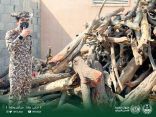  القوات الخاصة للأمن البيئي تضبط مخالفين لنظام البيئة لاستخدامهم حطبًا محليًا في أنشطة تجارية بمنطقة عسير