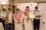 الامير فيصل بن سلطان بن ناصر يكرم اعضاء الفريق الكشفي بديوانية آل حسين المشاركين بمبادرات جائحة كورونا بوسام مبادرات كوفيد 19 /