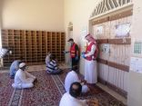 متطوعي الهلال الأحمر بالجوف يقيمون نقاط فرز ببعض جوامع المنطقة أثناء صلاة الجمعة