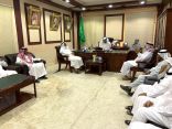 “محافظ بـيـش”: يستقبل رئيس وأعضاء جمعية المتقاعدين بالمنطقة ..
