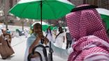 “شؤون الحرمين” توزِّع (10) آلاف مظلة و (4) آلاف سجادة على قاصدي المسجد الحرام