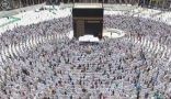 جموع المصلين يؤدون صلاة الجمعة بالمسجد الحرام وسط تكامل الخِدْمَات