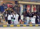 ضيوف الرحمن زوار المدينة المنورة يقبلون على شراء تمر العجوة والهدايا التذكارية