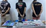 دوريات الأمن بمحافظة جدة تقبضُ على (3) أشخاص بحوزتهم مواد مخدِّرة