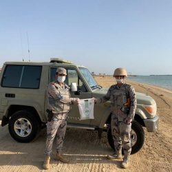 الحكم الدولي “القحطاني” يجمع عددًا من فئات المجتمع في ( وزنك .. صحتك)