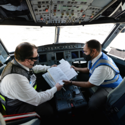 تعليم سراة عبيدة يوزع أجهزة لوحية للطلاب والطالبات