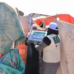 مركز الملك سلمان للإغاثة يوزع 1,000 كرتون من التمور في مديرية سيحوت بالمهرة