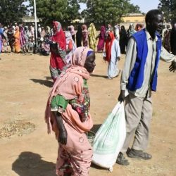 مركز الملك سلمان للإغاثة يوزع 2,456 كرتون تمور في عدة قرى بمحافظة لحج