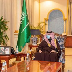 سمو الأمير فيصل بن خالد بن سلطان يستقبل رئيس المحكمة العامة برفحاء وعددا من القضاة