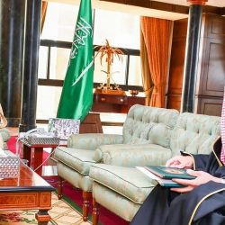 مركز الملك سلمان للإغاثة يوزع أكثر من 32 طنًا من السلال الغذائية في تعز والحديدة
